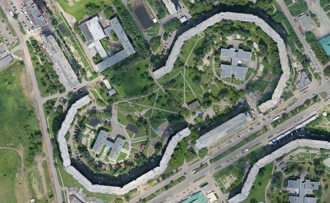 Так эти два дома сегодня выглядят со спутника | Источник: yandex.ru/maps