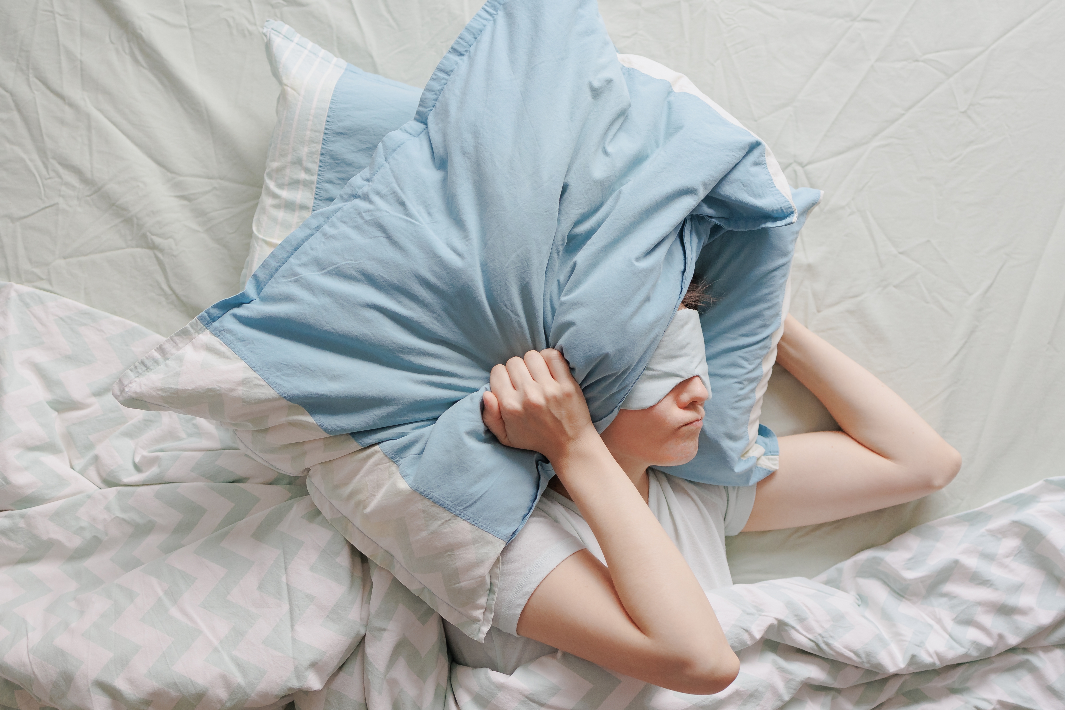 Спать головой в подушку. Здоровый сон. Девушка с подушкой на голове. Подушка на голову для сна. Женщина на подушке.
