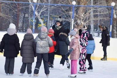 В детском парке Кургана открыли сезонный каток с прокатом