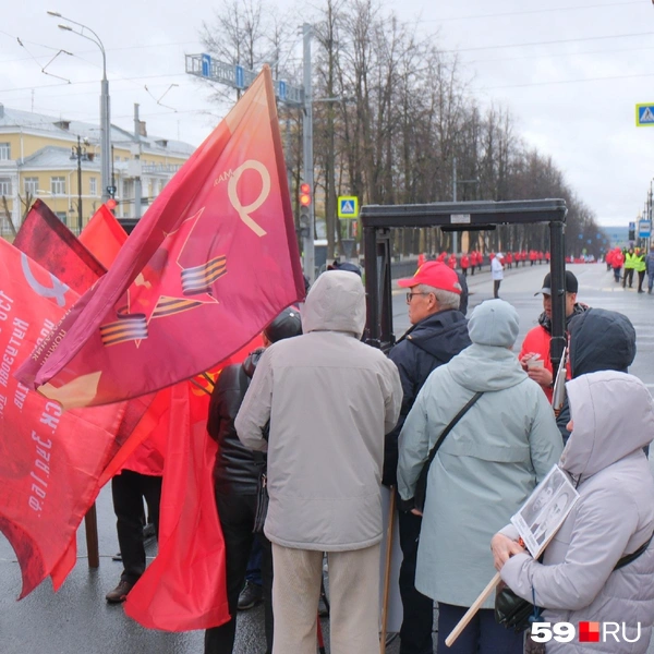 Попасть на Октябрьскую площадь можно было, пройдя через рамки металлоискателей | Источник: Тимофей Калмаков / 59.RU