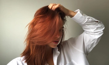 «Cherry cola hair» уже не в моде: какой цвет волос теперь носят девушки с отличным вкусом