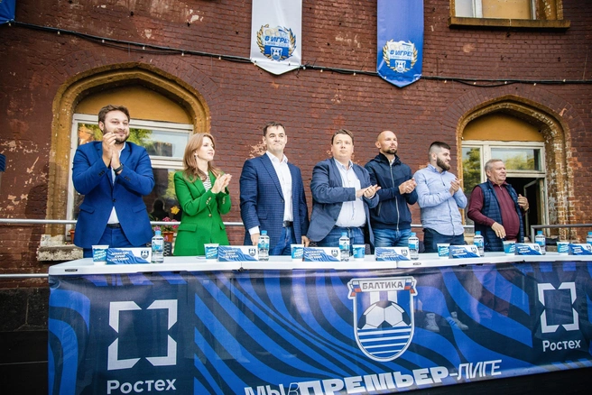 На этом фото есть и Юрий Аракелян, и Кирилл Волженкин, и Сергей Игнашевич, и Исмаил Ибрагимов | Источник: ФК «Балтика» / ВКонтакте