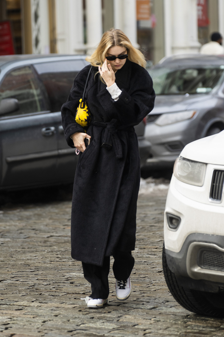 Блондинка в черном: Джиджи Хадид показывает, как выглядеть эффектно в плюшевом пальто и кедах