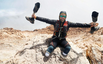 Альпинист без обеих ног и 7 пальцев на руках покорил Эверест: история силы духа Андреа Ланфри