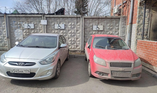 Автор фото написал: «В выходные собрались в зоопарк. У нас ребенок-инвалид, на машине имеется разрешение на парковку на соответствующих местах. Но припарковаться там не получилось, оставляли машину вдоль улицы Труда». За подобную парковку положена эвакуация и штраф 5000 рублей (часть 2 статьи 12.19 КоАП) | Источник: читатель 74.RU