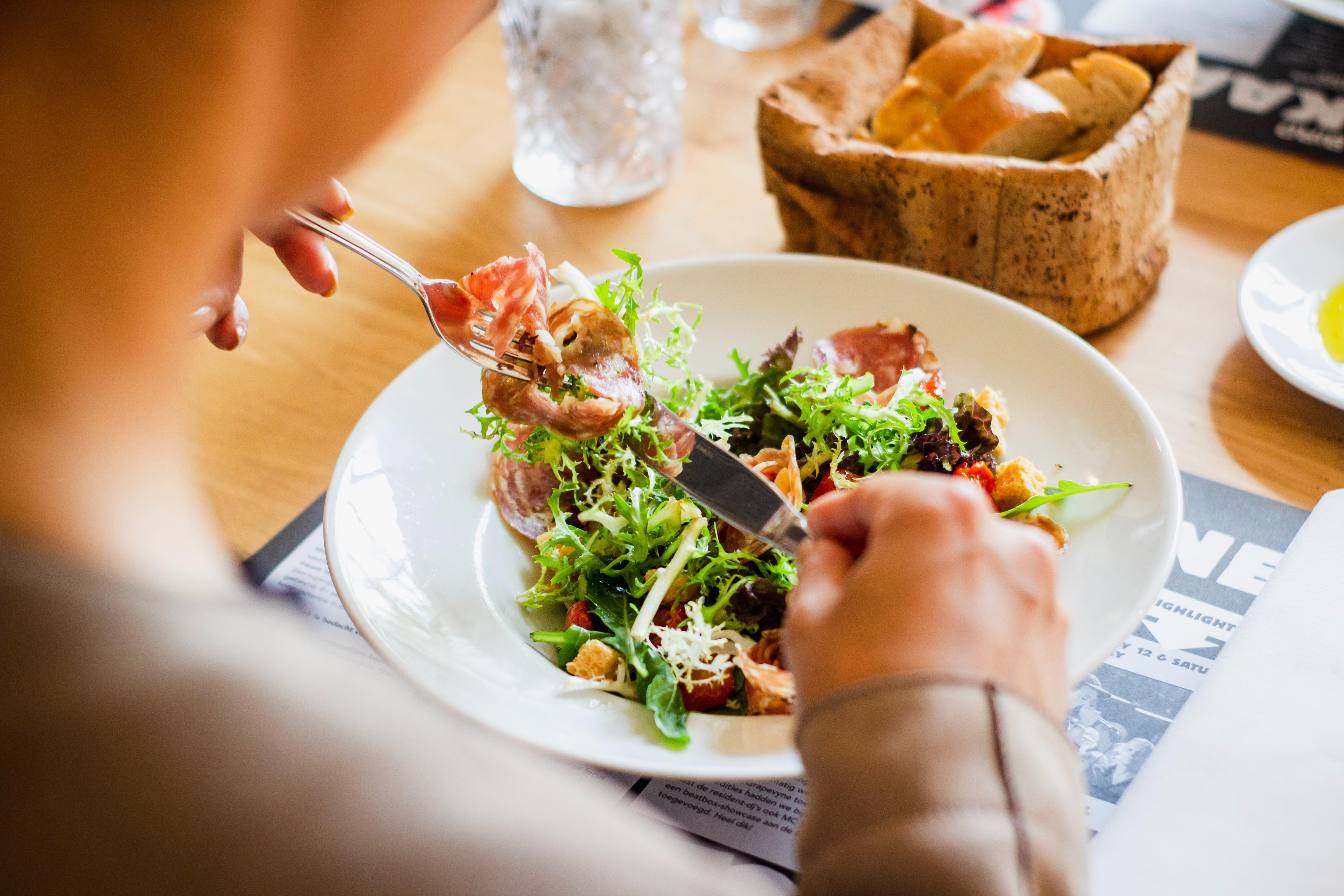 Эксперты объяснили, почему нельзя пропускать обед, и как «правило тарелки» поможет похудеть
