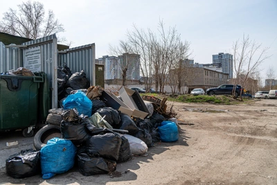 Мусорного оператора оштрафовали на 250 тысяч за заваленную улицу