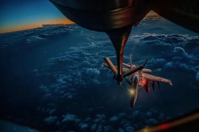 KC-135 Stratotanker ВВС США дозаправляет американский истребитель F/A-18 °F Super Hornet ВМС США над Ближним Востоком | Источник: аккаунт Центрального командования в X