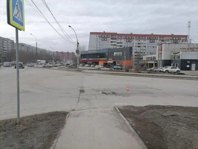 14-летняя девочка пересекала дорогу на электросамокате по нерегулируемому пешеходному переходу | Источник: ГАИ Новосибирска