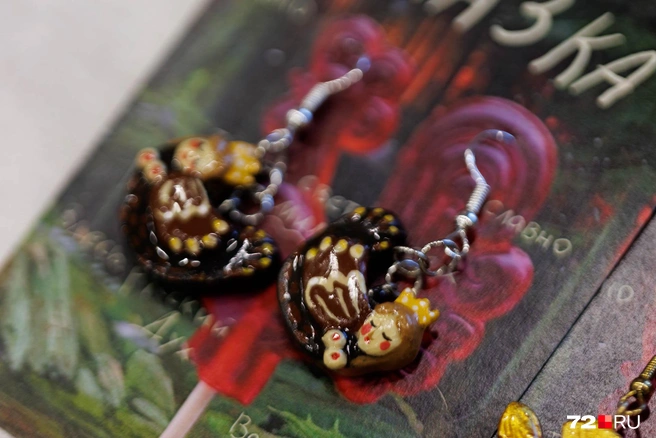 А это парочка сиринов — райских птиц с головой женщины. Считается, что они приносят счастье | Источник: Ирина Шарова / 72.RU