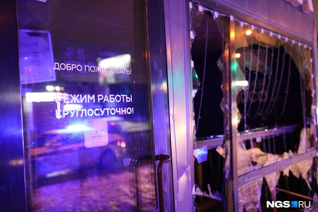 Сотрудник киоска с шаурмой Себастьян рассказал НГС, что в момент аварии никого в помещении не было | Источник: Андрей Бортко / NGS.RU