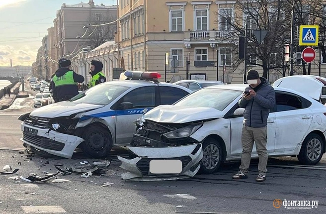 В центре Петербурга столкнулись легковушка и автомобиль ДПС | Источник: читатель «Фонтанки» 