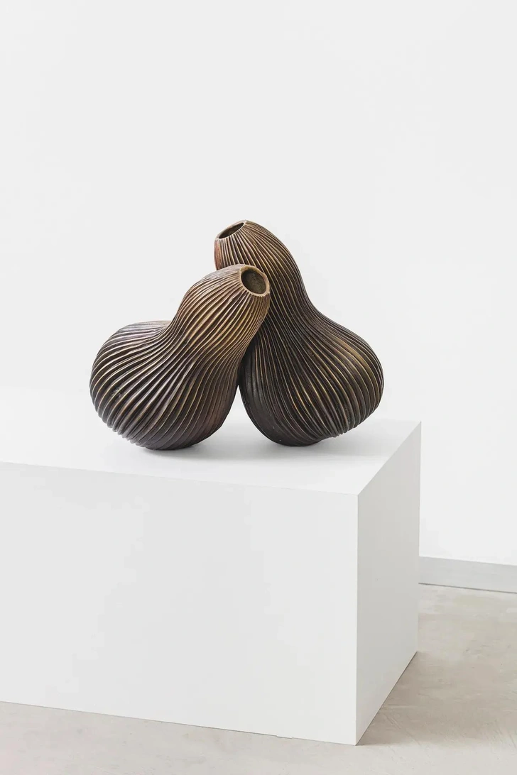 Бронзовые вазы Лукаса Реккиа, вдохновленные тыквами | Источник: Ана Пигоссо