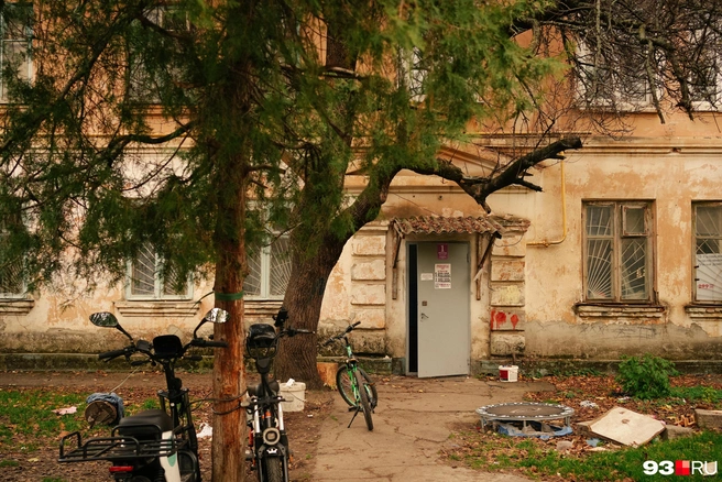 Женщина не понимает, почему люди сами не следят за территорией возле домов | Источник: Дарья Паращенко / 93.RU