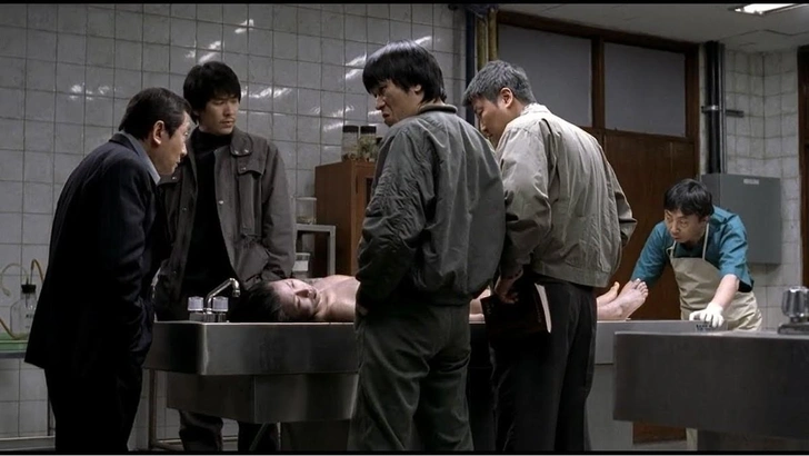 Детективы смотрят труп | Источник: Кадр из фильма «Воспоминания об убийстве»