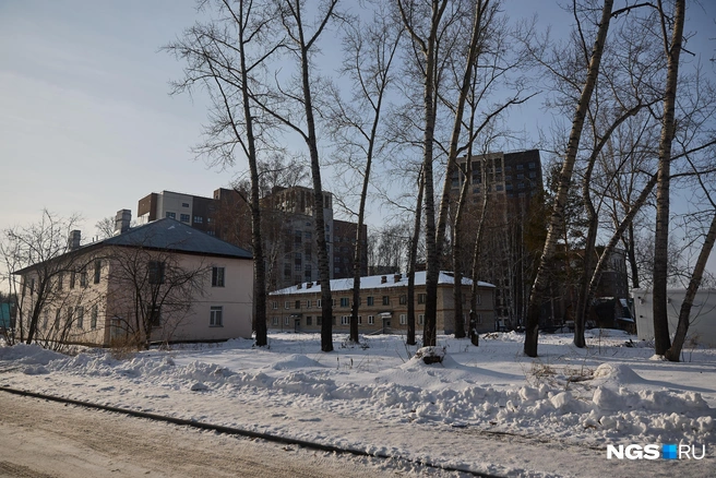 Расселят ли многоквартирные дома, местные жители не знают. Квартиры здесь давали работникам радиостанции | Источник: Александр Ощепков / NGS.RU