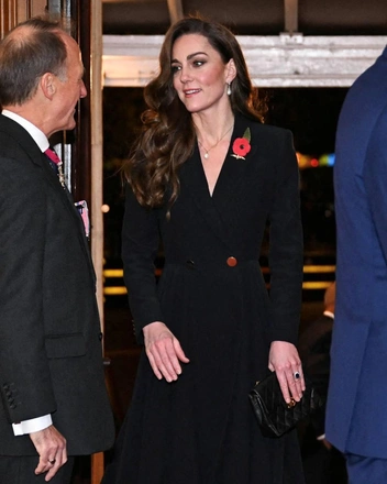 Строгая вуаль и жемчуга Елизаветы: Кейт Миддлтон появилась на публике после лечения от рака