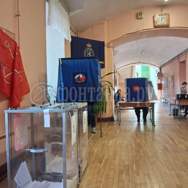 УИК № 2240 в Центральном районе, одна из урн просто заклеена бумажками | Источник: Анна Мотовилова / FONTANKA.RU