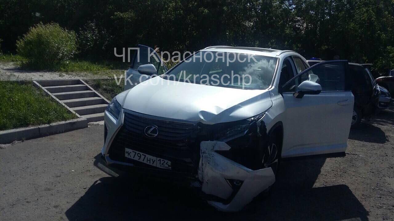 Женщина на «Лексусе» собрала паровозик из трех авто и машины ДПС на  Перенсона - 20 июня 2018 - НГС24.ру