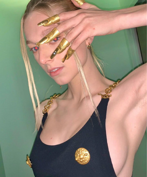 Платье с золотыми сосками и накладные пальцы вместо колец: модель-трансгендер Хантер Шафер в сказочном тотал-луке Schiaparelli