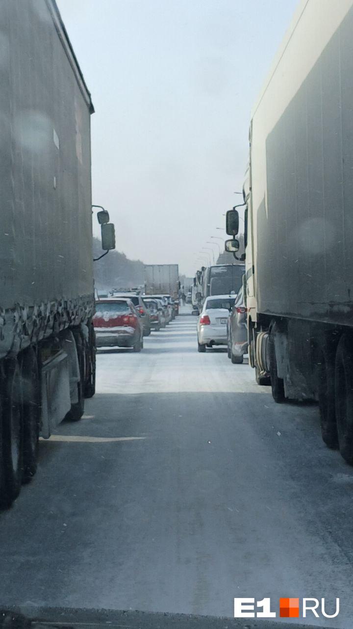 «Бензин заканчивается»: на трассе Пермь — Екатеринбург скопилась огромная пробка