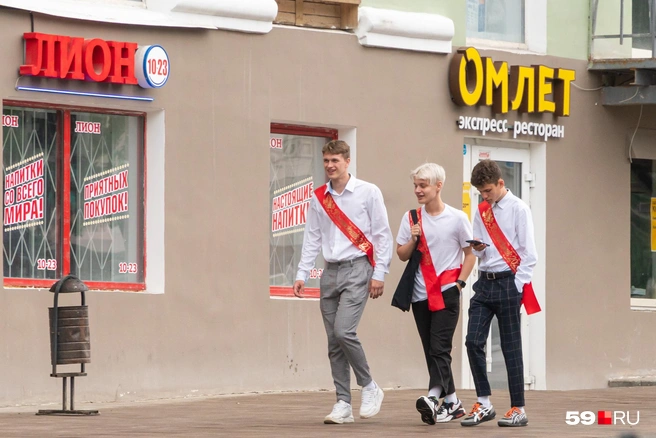 После последнего звонка ребята отправились гулять | Источник: Сергей Федосеев