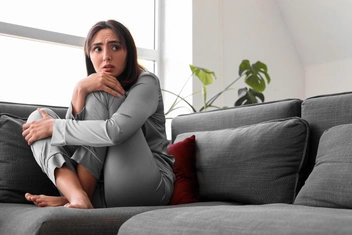 «Моей жизни ничего не угрожает, но избавиться от приступов тревожности не могу»