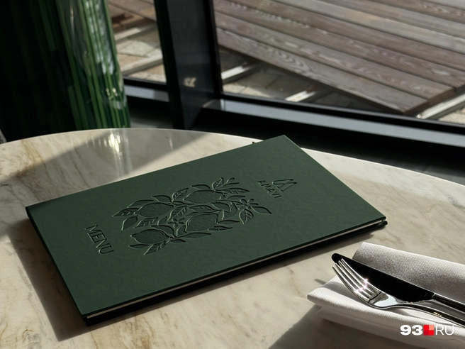 Перед походом в заведение лучше забронировать столик | Источник: Дарья Паращенко / 93.RU