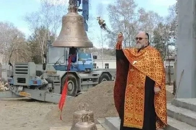 В строящемся храме ДВОКУ установили 12 колоколов
