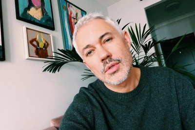 Александр Рогов показал свою квартиру: трещины на стенах, картины на скотче — как он тут живет