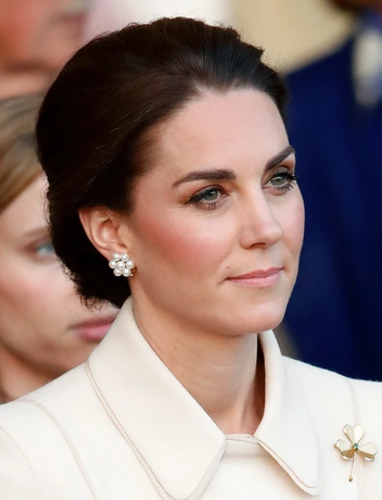 Герцогиня Кембриджская с тщательно уложенными волосами на параде, 6 июня 2012