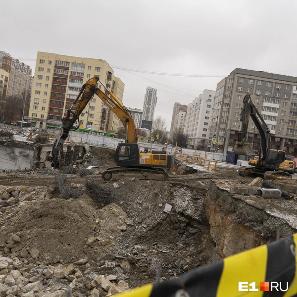 На месте уже работает техника | Источник: Кирилл Кушнов / E1.RU