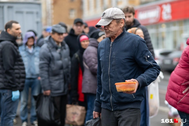 Некоторые нуждающиеся приходят на обеды со своей посудой | Источник: Евгений Вдовин / 161.RU