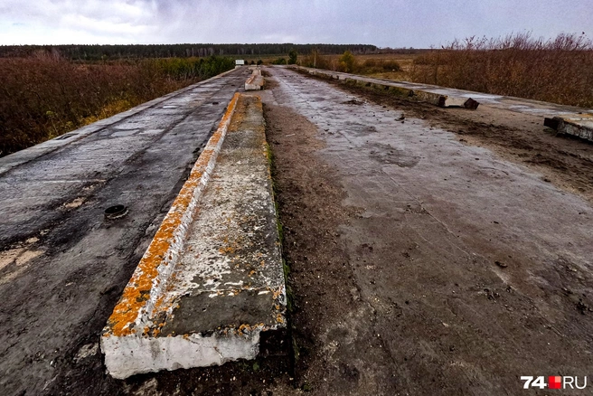 До недавнего времени по мосту ездили в одну полосу, огородив ее бетонными блоками | Источник: Артем Краснов
