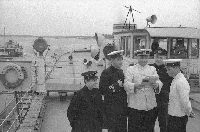Члены команды парохода «А. Серафимович» (слева направо): масленщик А.&nbsp;А.&nbsp;Федняев, 1-й штурман Н.&nbsp;Н.&nbsp;Нужин, капитан судна Д.&nbsp;П.&nbsp;Савельев, 2-й помощник механика В.&nbsp;А.&nbsp;Романов, 2-й штурман А.&nbsp;П.&nbsp;Осипов. 13.09.1957 | Источник: фотофонд Самарского областного госархива социально-политической истории