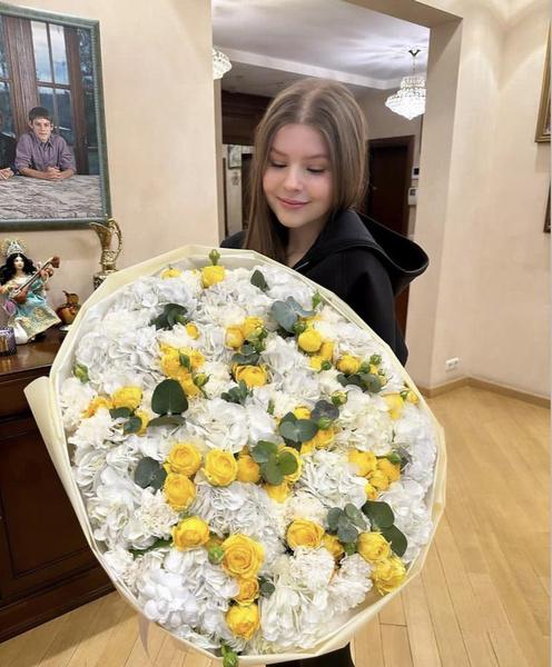 «Девушка, вы что творите?»: 18-летняя дочь Олега Табакова и Марины Зудиной покоряет Сеть