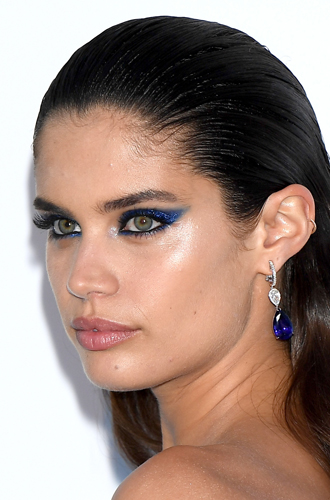 Сара Сампайо Интересное решение, когда цвет настроения ─ синий. «Смоки» вытянуты к вискам на манер кошачьих стрелок и приправлены тенями с ярким перламутром. Как во всех случаях, когда акцент делается на глаза, нельзя перебарщивать с контурингом и помадой (лучше вообще от них отказаться), также, по возможности, лучше упростить укладку. Мейк-ап хрошо будет смотреться с зелеными и карими глазами.