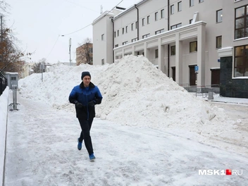 Сугроб на Миусской площади уже стал городским мемом | Источник: Артём Устюжанин / MSK1.RU