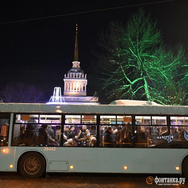 «Пройдемте-ка». Силовики проводят рейд в центре Петербурга и загружают автобусы | Источник: Андрей Бок / FONTANKA.RU
