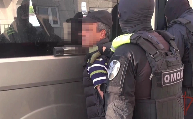 В Москве задержали азербайджанцев, подозреваемых в незаконной легализации более тысячи мигрантов в составе ОПГ | Источник: Росгвардия