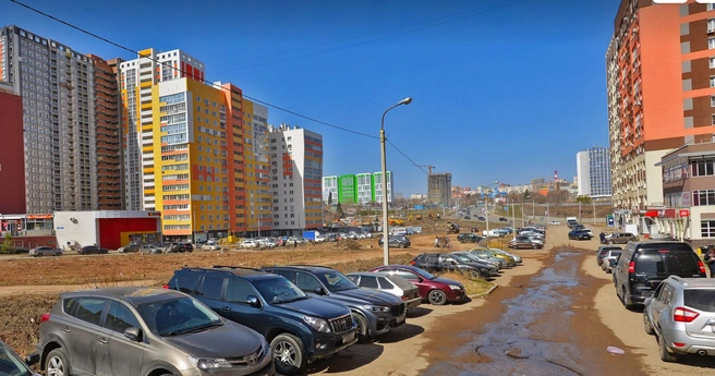 Проезд вдоль дома № 20 в 2023 году, но сейчас там мало что поменялось | Источник: yandex.ru/maps