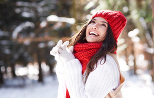 Шапки, холода и сухой воздух: как сохранить волосы здоровыми зимой