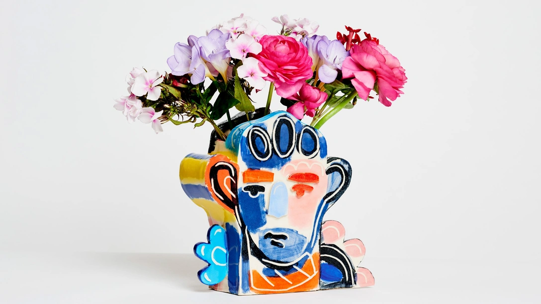 Художник Джон Бут создал керамические вазы для Tributes