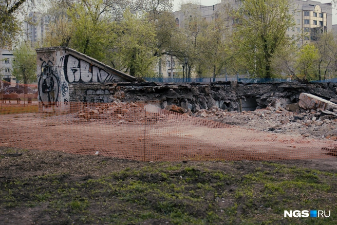 Туалет в сквере за оперным окончательно демонтировали в 2021 году | Источник: Анна Скитович / NGS.RU