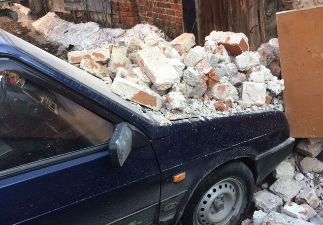 Во дворе в центре Рязани машину завалило кирпичами | ya62.ru