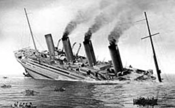 В качестве основных причин быстрого затопления называют высокую скорость движения лайнера, открытые иллюминаторы и взрыв в котельной