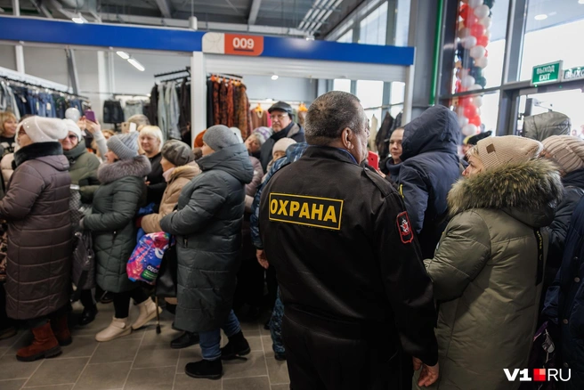 Чувство локтя особо знакомо тем, кто пытался пробиться по рядам Тракторного вещевого утром воскресенья | Источник: Алексей Волхонский / V1.RU