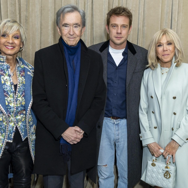 Дебют Джонатана Андерсона для Dior: цветы, скульптуры и новая женственность Дебют Джонатана Андерсона для Dior: цветы, скульптуры и новая женственность