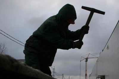 Петербуржец разбил машину молотом в дорожном конфликте