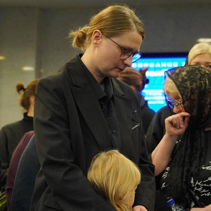 Сын мужественно держался, дочь обнимала сестренку, а жена казалась обессиленной: семья Попова попрощалась с ним